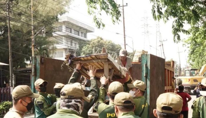 Penertiban Bangunan Liar di Frontage Road Waru, Satpol PP Sidoarjo Bongkar 8 Bangunan