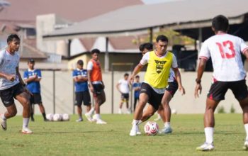 Aji Santoso Buka Peluang Pemain Baru De Red FC Tampil di I.League Cup