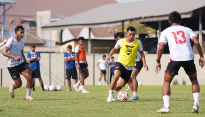 Aji Santoso Buka Peluang Pemain Baru De Red FC Tampil di I.League Cup